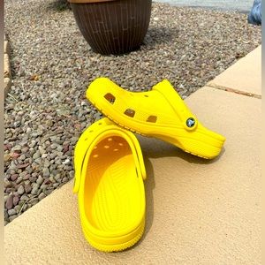 Yellow size 9 women’s crocs